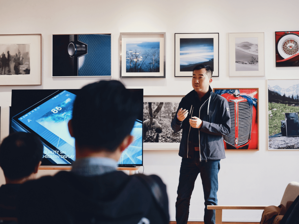 Ada berbagai materi yang akan dipelajari dalam kelas karyawan, salah satunya materi presentasi / Credit: Canva